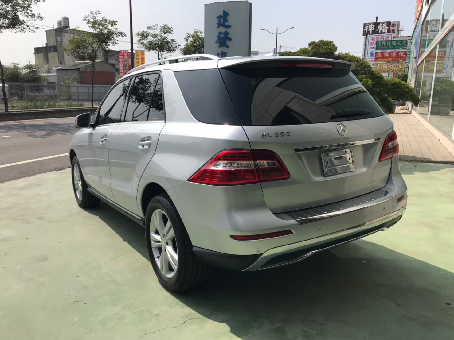 2013年ML350銀色SUM 95.8萬。  店內開價108萬。 3500C.C_210523_8