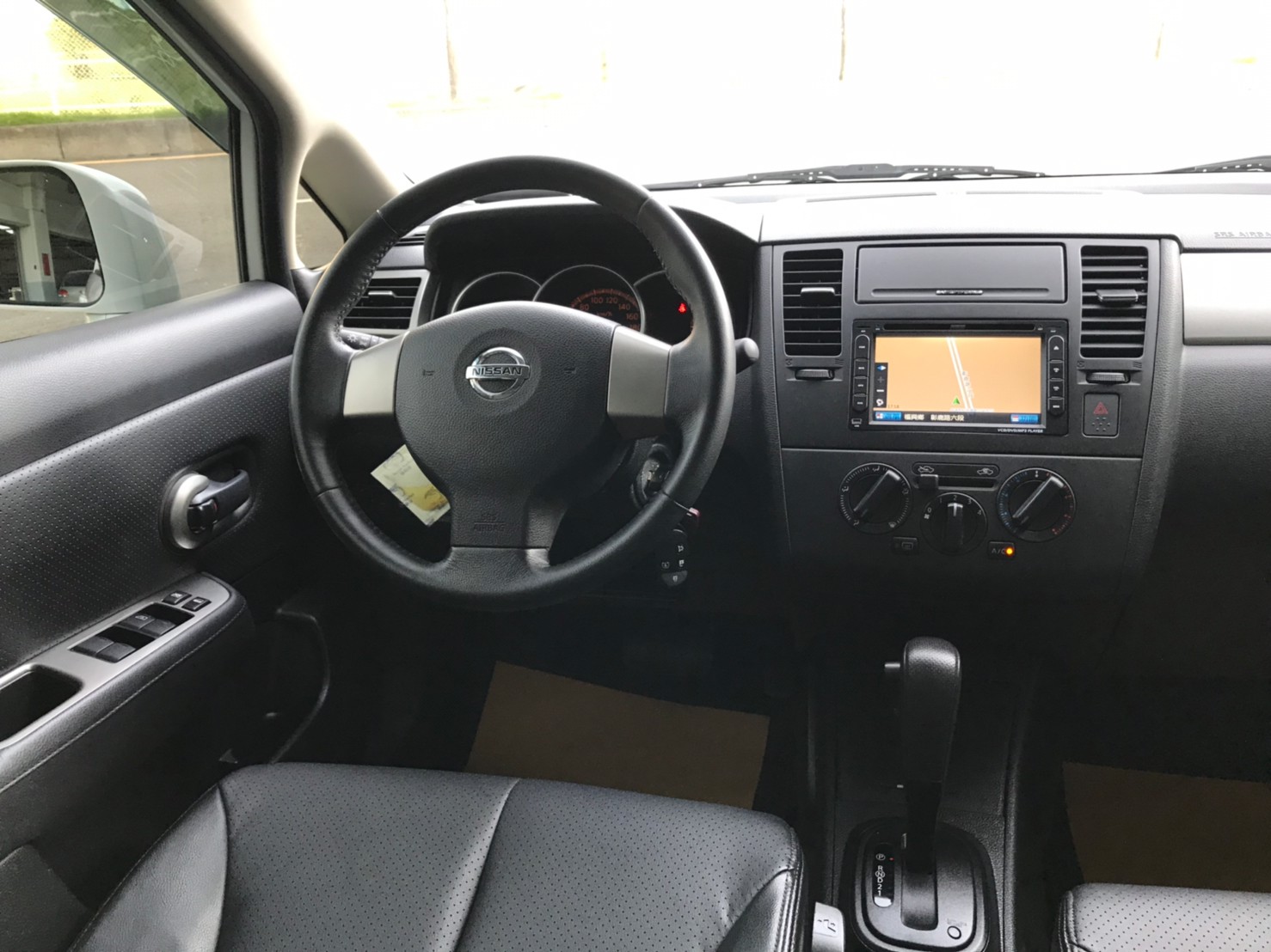 2017TIIDA 4D 里程保證 認證車 白色黑內裝 代步上課通勤好停車 SUM29.8 1.6c_210615_8