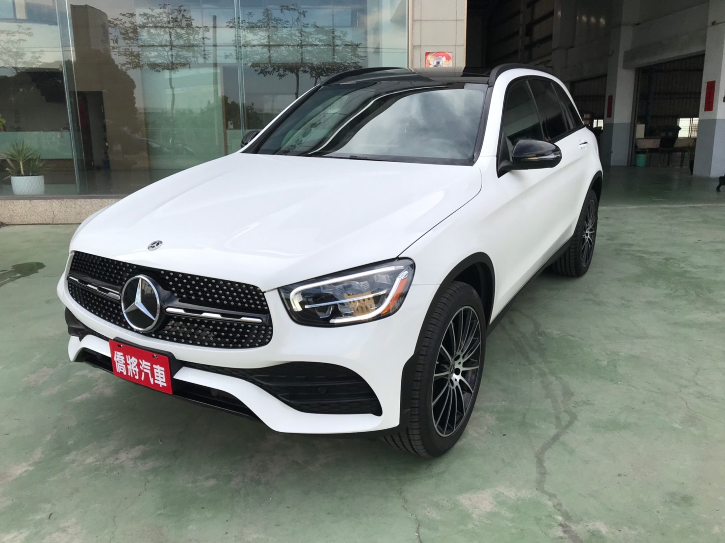 GLC300 2019年白色2020型夜色版193本。SUM208。現場開210_210523_0